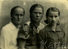 Druga połowa lat 30. do 1941, Kozienice, Polska.
Portret trzech dziewczynek.
Zdjęcie wykonane w atelier fotograficznym żydowskiego fotografa Chaima Bernemana. Przed wojną zakład mieścił się w Kozienicach na rogu ulic Warszawskiej i Maciejowickiej, przed wybuchem wojny albo już w czasie niemieckiej okupacji  został przeniesiony na ulicę Lubelską 13. Cała kolekcja jest datowana na okres od drugiej połowy lat 30-tych do roku 1941, kiedy Chaim Berneman wraz z rodziną został zesłany do obozu pracy w Wolanowie. Berneman zmarł po ucieczce z obozu.
Fot. Chaim Berneman (Chaim Berman), zbiory Ośrodka KARTA