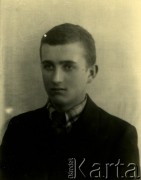 Druga połowa lat 30. do 1941, Kozienice, Polska.
Portret chłopaka w marynarce, kraciastej koszuli i krawacie.
Zdjęcie wykonane w atelier fotograficznym żydowskiego fotografa Chaima Bernemana. Przed wojną zakład mieścił się w Kozienicach na rogu ulic Warszawskiej i Maciejowickiej, przed wybuchem wojny albo już w czasie niemieckiej okupacji  został przeniesiony na ulicę Lubelską 13. Cała kolekcja jest datowana na okres od drugiej połowy lat 30-tych do roku 1941, kiedy Chaim Berneman wraz z rodziną został zesłany do obozu pracy w Wolanowie. Berneman zmarł po ucieczce z obozu.
Fot. Chaim Berneman (Chaim Berman), zbiory Ośrodka KARTA