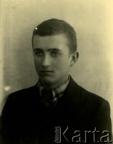 Druga połowa lat 30. do 1941, Kozienice, Polska.
Portret chłopaka w marynarce, kraciastej koszuli i krawacie.
Zdjęcie wykonane w atelier fotograficznym żydowskiego fotografa Chaima Bernemana. Przed wojną zakład mieścił się w Kozienicach na rogu ulic Warszawskiej i Maciejowickiej, przed wybuchem wojny albo już w czasie niemieckiej okupacji  został przeniesiony na ulicę Lubelską 13. Cała kolekcja jest datowana na okres od drugiej połowy lat 30-tych do roku 1941, kiedy Chaim Berneman wraz z rodziną został zesłany do obozu pracy w Wolanowie. Berneman zmarł po ucieczce z obozu.
Fot. Chaim Berneman (Chaim Berman), zbiory Ośrodka KARTA