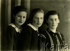 Druga połowa lat 30. do 1941, Kozienice, Polska.
Portret trzech dziewczyn.
Zdjęcie wykonane w atelier fotograficznym żydowskiego fotografa Chaima Bernemana. Przed wojną zakład mieścił się w Kozienicach na rogu ulic Warszawskiej i Maciejowickiej, przed wybuchem wojny albo już w czasie niemieckiej okupacji  został przeniesiony na ulicę Lubelską 13. Cała kolekcja jest datowana na okres od drugiej połowy lat 30-tych do roku 1941, kiedy Chaim Berneman wraz z rodziną został zesłany do obozu pracy w Wolanowie. Berneman zmarł po ucieczce z obozu.
Fot. Chaim Berneman (Chaim Berman), zbiory Ośrodka KARTA