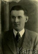 Druga połowa lat 30. do 1941, Kozienice, Polska.
Portret młodego mężczyzny w marynarce, białej koszuli i krawacie.
Zdjęcie wykonane w atelier fotograficznym żydowskiego fotografa Chaima Bernemana. Przed wojną zakład mieścił się w Kozienicach na rogu ulic Warszawskiej i Maciejowickiej, przed wybuchem wojny albo już w czasie niemieckiej okupacji  został przeniesiony na ulicę Lubelską 13. Cała kolekcja jest datowana na okres od drugiej połowy lat 30-tych do roku 1941, kiedy Chaim Berneman wraz z rodziną został zesłany do obozu pracy w Wolanowie. Berneman zmarł po ucieczce z obozu.
Fot. Chaim Berneman (Chaim Berman), zbiory Ośrodka KARTA
