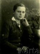 Druga połowa lat 30. do 1941, Kozienice, Polska.
Portret dziewczyny w swetrze.
Zdjęcie wykonane w atelier fotograficznym żydowskiego fotografa Chaima Bernemana. Przed wojną zakład mieścił się w Kozienicach na rogu ulic Warszawskiej i Maciejowickiej, przed wybuchem wojny albo już w czasie niemieckiej okupacji  został przeniesiony na ulicę Lubelską 13. Cała kolekcja jest datowana na okres od drugiej połowy lat 30-tych do roku 1941, kiedy Chaim Berneman wraz z rodziną został zesłany do obozu pracy w Wolanowie. Berneman zmarł po ucieczce z obozu.
Fot. Chaim Berneman (Chaim Berman), zbiory Ośrodka KARTA