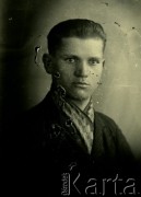 Druga połowa lat 30. do 1941, Kozienice, Polska.
Portret chłopaka w szaliku i ciemnej marynarce.
Zdjęcie wykonane w atelier fotograficznym żydowskiego fotografa Chaima Bernemana. Przed wojną zakład mieścił się w Kozienicach na rogu ulic Warszawskiej i Maciejowickiej, przed wybuchem wojny albo już w czasie niemieckiej okupacji  został przeniesiony na ulicę Lubelską 13. Cała kolekcja jest datowana na okres od drugiej połowy lat 30-tych do roku 1941, kiedy Chaim Berneman wraz z rodziną został zesłany do obozu pracy w Wolanowie. Berneman zmarł po ucieczce z obozu.
Fot. Chaim Berneman (Chaim Berman), zbiory Ośrodka KARTA