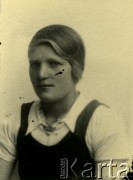 Druga połowa lat 30. do 1941, Kozienice, Polska.
Portret dziewczyny w białej bluzce i sukience bez rękawów.
Zdjęcie wykonane w atelier fotograficznym żydowskiego fotografa Chaima Bernemana. Przed wojną zakład mieścił się w Kozienicach na rogu ulic Warszawskiej i Maciejowickiej, przed wybuchem wojny albo już w czasie niemieckiej okupacji  został przeniesiony na ulicę Lubelską 13. Cała kolekcja jest datowana na okres od drugiej połowy lat 30-tych do roku 1941, kiedy Chaim Berneman wraz z rodziną został zesłany do obozu pracy w Wolanowie. Berneman zmarł po ucieczce z obozu.
Fot. Chaim Berneman (Chaim Berman), zbiory Ośrodka KARTA