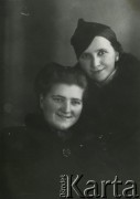 Druga połowa lat 30. do 1941, Kozienice, Polska.
Portret dwóch kobiet w zimowych płaszczach.
Zdjęcie wykonane w atelier fotograficznym żydowskiego fotografa Chaima Bernemana. Przed wojną zakład mieścił się w Kozienicach na rogu ulic Warszawskiej i Maciejowickiej, przed wybuchem wojny albo już w czasie niemieckiej okupacji  został przeniesiony na ulicę Lubelską 13. Cała kolekcja jest datowana na okres od drugiej połowy lat 30-tych do roku 1941, kiedy Chaim Berneman wraz z rodziną został zesłany do obozu pracy w Wolanowie. Berneman zmarł po ucieczce z obozu.
Fot. Chaim Berneman (Chaim Berman), zbiory Ośrodka KARTA