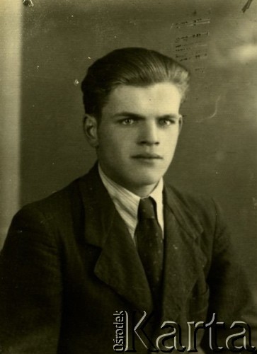 Druga połowa lat 30. do 1941, Kozienice, Polska.
Portret chłopaka w marynarce, jasnej koszuli i krawacie.
Zdjęcie wykonane w atelier fotograficznym żydowskiego fotografa Chaima Bernemana. Przed wojną zakład mieścił się w Kozienicach na rogu ulic Warszawskiej i Maciejowickiej, przed wybuchem wojny albo już w czasie niemieckiej okupacji  został przeniesiony na ulicę Lubelską 13. Cała kolekcja jest datowana na okres od drugiej połowy lat 30-tych do roku 1941, kiedy Chaim Berneman wraz z rodziną został zesłany do obozu pracy w Wolanowie. Berneman zmarł po ucieczce z obozu.
Fot. Chaim Berneman (Chaim Berman), zbiory Ośrodka KARTA