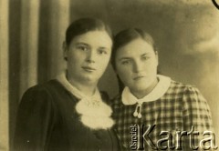 Druga połowa lat 30. do 1941, Kozienice, Polska.
Portret dwóch dziewczyn.
Zdjęcie wykonane w atelier fotograficznym żydowskiego fotografa Chaima Bernemana. Przed wojną zakład mieścił się w Kozienicach na rogu ulic Warszawskiej i Maciejowickiej, przed wybuchem wojny albo już w czasie niemieckiej okupacji  został przeniesiony na ulicę Lubelską 13. Cała kolekcja jest datowana na okres od drugiej połowy lat 30-tych do roku 1941, kiedy Chaim Berneman wraz z rodziną został zesłany do obozu pracy w Wolanowie. Berneman zmarł po ucieczce z obozu.
Fot. Chaim Berneman (Chaim Berman), zbiory Ośrodka KARTA
