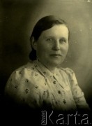 Druga połowa lat 30. do 1941, Kozienice, Polska.
Portret kobiety w jasnej bluzce.
Zdjęcie wykonane w atelier fotograficznym żydowskiego fotografa Chaima Bernemana. Przed wojną zakład mieścił się w Kozienicach na rogu ulic Warszawskiej i Maciejowickiej, przed wybuchem wojny albo już w czasie niemieckiej okupacji  został przeniesiony na ulicę Lubelską 13. Cała kolekcja jest datowana na okres od drugiej połowy lat 30-tych do roku 1941, kiedy Chaim Berneman wraz z rodziną został zesłany do obozu pracy w Wolanowie. Berneman zmarł po ucieczce z obozu.
Fot. Chaim Berneman (Chaim Berman), zbiory Ośrodka KARTA