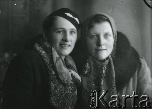 Druga połowa lat 30. do 1941, Kozienice, Polska.
Portret dwóch kobiet w zimowych ubraniach.
Zdjęcie wykonane w atelier fotograficznym żydowskiego fotografa Chaima Bernemana. Przed wojną zakład mieścił się w Kozienicach na rogu ulic Warszawskiej i Maciejowickiej, przed wybuchem wojny albo już w czasie niemieckiej okupacji  został przeniesiony na ulicę Lubelską 13. Cała kolekcja jest datowana na okres od drugiej połowy lat 30-tych do roku 1941, kiedy Chaim Berneman wraz z rodziną został zesłany do obozu pracy w Wolanowie. Berneman zmarł po ucieczce z obozu.
Fot. Chaim Berneman (Chaim Berman), zbiory Ośrodka KARTA