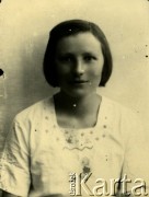 Druga połowa lat 30. do 1941, Kozienice, Polska.
Portret dziewczynki w białej, wyszywanej bluzce.
Zdjęcie wykonane w atelier fotograficznym żydowskiego fotografa Chaima Bernemana. Przed wojną zakład mieścił się w Kozienicach na rogu ulic Warszawskiej i Maciejowickiej, przed wybuchem wojny albo już w czasie niemieckiej okupacji  został przeniesiony na ulicę Lubelską 13. Cała kolekcja jest datowana na okres od drugiej połowy lat 30-tych do roku 1941, kiedy Chaim Berneman wraz z rodziną został zesłany do obozu pracy w Wolanowie. Berneman zmarł po ucieczce z obozu.
Fot. Chaim Berneman (Chaim Berman), zbiory Ośrodka KARTA