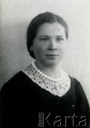 Druga połowa lat 30. do 1941, Kozienice, Polska.
Portret młodej kobiety w czarnej bluzce z białym kołnierzykiem.
Zdjęcie wykonane w atelier fotograficznym żydowskiego fotografa Chaima Bernemana. Przed wojną zakład mieścił się w Kozienicach na rogu ulic Warszawskiej i Maciejowickiej, przed wybuchem wojny albo już w czasie niemieckiej okupacji  został przeniesiony na ulicę Lubelską 13. Cała kolekcja jest datowana na okres od drugiej połowy lat 30-tych do roku 1941, kiedy Chaim Berneman wraz z rodziną został zesłany do obozu pracy w Wolanowie. Berneman zmarł po ucieczce z obozu.
Fot. Chaim Berneman (Chaim Berman), zbiory Ośrodka KARTA