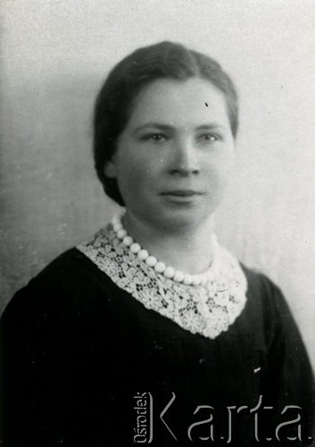 Druga połowa lat 30. do 1941, Kozienice, Polska.
Portret młodej kobiety w czarnej bluzce z białym kołnierzykiem.
Zdjęcie wykonane w atelier fotograficznym żydowskiego fotografa Chaima Bernemana. Przed wojną zakład mieścił się w Kozienicach na rogu ulic Warszawskiej i Maciejowickiej, przed wybuchem wojny albo już w czasie niemieckiej okupacji  został przeniesiony na ulicę Lubelską 13. Cała kolekcja jest datowana na okres od drugiej połowy lat 30-tych do roku 1941, kiedy Chaim Berneman wraz z rodziną został zesłany do obozu pracy w Wolanowie. Berneman zmarł po ucieczce z obozu.
Fot. Chaim Berneman (Chaim Berman), zbiory Ośrodka KARTA