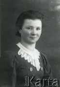 Druga połowa lat 30. do 1941, Kozienice, Polska.
Portret młodej kobiety w ciemnej sukience z białym kołnierzykiem.
Zdjęcie wykonane w atelier fotograficznym żydowskiego fotografa Chaima Bernemana. Przed wojną zakład mieścił się w Kozienicach na rogu ulic Warszawskiej i Maciejowickiej, przed wybuchem wojny albo już w czasie niemieckiej okupacji  został przeniesiony na ulicę Lubelską 13. Cała kolekcja jest datowana na okres od drugiej połowy lat 30-tych do roku 1941, kiedy Chaim Berneman wraz z rodziną został zesłany do obozu pracy w Wolanowie. Berneman zmarł po ucieczce z obozu.
Fot. Chaim Berneman (Chaim Berman), zbiory Ośrodka KARTA