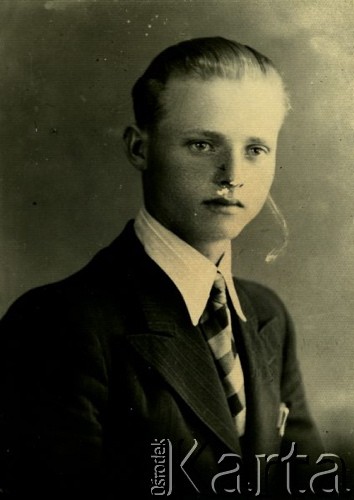 Druga połowa lat 30. do 1941, Kozienice, Polska.
Portret chłopaka w marynarce, jasnej koszuli i krawacie.
Zdjęcie wykonane w atelier fotograficznym żydowskiego fotografa Chaima Bernemana. Przed wojną zakład mieścił się w Kozienicach na rogu ulic Warszawskiej i Maciejowickiej, przed wybuchem wojny albo już w czasie niemieckiej okupacji  został przeniesiony na ulicę Lubelską 13. Cała kolekcja jest datowana na okres od drugiej połowy lat 30-tych do roku 1941, kiedy Chaim Berneman wraz z rodziną został zesłany do obozu pracy w Wolanowie. Berneman zmarł po ucieczce z obozu.
Fot. Chaim Berneman (Chaim Berman), zbiory Ośrodka KARTA