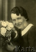 Druga połowa lat 30. do 1941, Kozienice, Polska.
Portret kobiety z kwiatami.
Zdjęcie wykonane w atelier fotograficznym żydowskiego fotografa Chaima Bernemana. Przed wojną zakład mieścił się w Kozienicach na rogu ulic Warszawskiej i Maciejowickiej, przed wybuchem wojny albo już w czasie niemieckiej okupacji  został przeniesiony na ulicę Lubelską 13. Cała kolekcja jest datowana na okres od drugiej połowy lat 30-tych do roku 1941, kiedy Chaim Berneman wraz z rodziną został zesłany do obozu pracy w Wolanowie. Berneman zmarł po ucieczce z obozu.
Fot. Chaim Berneman (Chaim Berman), zbiory Ośrodka KARTA