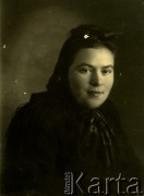 Druga połowa lat 30. do 1941, Kozienice, Polska.
Portret dziewczyny w chustce na głowie.
Zdjęcie wykonane w atelier fotograficznym żydowskiego fotografa Chaima Bernemana. Przed wojną zakład mieścił się w Kozienicach na rogu ulic Warszawskiej i Maciejowickiej, przed wybuchem wojny albo już w czasie niemieckiej okupacji  został przeniesiony na ulicę Lubelską 13. Cała kolekcja jest datowana na okres od drugiej połowy lat 30-tych do roku 1941, kiedy Chaim Berneman wraz z rodziną został zesłany do obozu pracy w Wolanowie. Berneman zmarł po ucieczce z obozu.
Fot. Chaim Berneman (Chaim Berman), zbiory Ośrodka KARTA