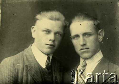 Druga połowa lat 30. do 1941, Kozienice, Polska.
Portret chłopaka w marynarce, jasnej koszuli i krawacie.
Zdjęcie wykonane w atelier fotograficznym żydowskiego fotografa Chaima Bernemana. Przed wojną zakład mieścił się w Kozienicach na rogu ulic Warszawskiej i Maciejowickiej, przed wybuchem wojny albo już w czasie niemieckiej okupacji  został przeniesiony na ulicę Lubelską 13. Cała kolekcja jest datowana na okres od drugiej połowy lat 30-tych do roku 1941, kiedy Chaim Berneman wraz z rodziną został zesłany do obozu pracy w Wolanowie. Berneman zmarł po ucieczce z obozu.
Fot. Chaim Berneman (Chaim Berman), zbiory Ośrodka KARTA