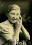 1939-1941, Kozienice, Polska.
Portret dziewczyny wspierającej ręce na oparciu krzesła.
Zdjęcie wykonane w atelier fotograficznym żydowskiego fotografa Chaima Bernemana. Przed wojną zakład mieścił się w Kozienicach na rogu ulic Warszawskiej i Maciejowickiej, przed wybuchem wojny albo już w czasie niemieckiej okupacji  został przeniesiony na ulicę Lubelską 13. Cała kolekcja jest datowana na okres od drugiej połowy lat 30-tych do roku 1941, kiedy Chaim Berneman wraz z rodziną został zesłany do obozu pracy w Wolanowie. Berneman zmarł po ucieczce z obozu.
Fot. Chaim Berneman (Chaim Berman), zbiory Ośrodka KARTA