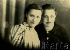 Druga połowa lat 30. do 1941, Kozienice, Polska.
Portret dwóch młodych kobiet.
Zdjęcie wykonane w atelier fotograficznym żydowskiego fotografa Chaima Bernemana. Przed wojną zakład mieścił się w Kozienicach na rogu ulic Warszawskiej i Maciejowickiej, przed wybuchem wojny albo już w czasie niemieckiej okupacji  został przeniesiony na ulicę Lubelską 13. Cała kolekcja jest datowana na okres od drugiej połowy lat 30-tych do roku 1941, kiedy Chaim Berneman wraz z rodziną został zesłany do obozu pracy w Wolanowie. Berneman zmarł po ucieczce z obozu.
Fot. Chaim Berneman (Chaim Berman), zbiory Ośrodka KARTA