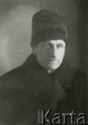 Druga połowa lat 30. do 1941, Kozienice, Polska.
Portret mężczyzny w palcie z barankowym kołnierzem i czapce.
Zdjęcie wykonane w atelier fotograficznym żydowskiego fotografa Chaima Bernemana. Przed wojną zakład mieścił się w Kozienicach na rogu ulic Warszawskiej i Maciejowickiej, przed wybuchem wojny albo już w czasie niemieckiej okupacji  został przeniesiony na ulicę Lubelską 13. Cała kolekcja jest datowana na okres od drugiej połowy lat 30-tych do roku 1941, kiedy Chaim Berneman wraz z rodziną został zesłany do obozu pracy w Wolanowie. Berneman zmarł po ucieczce z obozu.
Fot. Chaim Berneman (Chaim Berman), zbiory Ośrodka KARTA