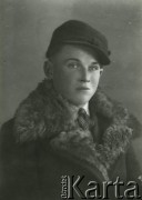 Druga połowa lat 30. do 1941, Kozienice, Polska.
Portret chłopaka w palcie z futrzanym kołnierzem i czapce.
Zdjęcie wykonane w atelier fotograficznym żydowskiego fotografa Chaima Bernemana. Przed wojną zakład mieścił się w Kozienicach na rogu ulic Warszawskiej i Maciejowickiej, przed wybuchem wojny albo już w czasie niemieckiej okupacji  został przeniesiony na ulicę Lubelską 13. Cała kolekcja jest datowana na okres od drugiej połowy lat 30-tych do roku 1941, kiedy Chaim Berneman wraz z rodziną został zesłany do obozu pracy w Wolanowie. Berneman zmarł po ucieczce z obozu.
Fot. Chaim Berneman (Chaim Berman), zbiory Ośrodka KARTA