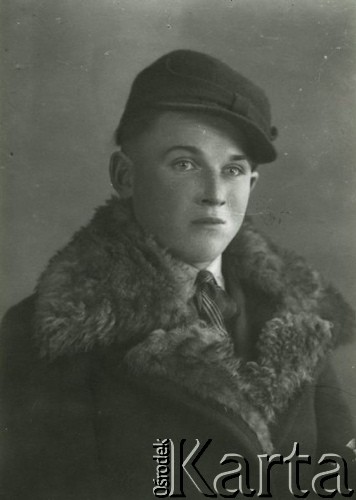 Druga połowa lat 30. do 1941, Kozienice, Polska.
Portret chłopaka w palcie z futrzanym kołnierzem i czapce.
Zdjęcie wykonane w atelier fotograficznym żydowskiego fotografa Chaima Bernemana. Przed wojną zakład mieścił się w Kozienicach na rogu ulic Warszawskiej i Maciejowickiej, przed wybuchem wojny albo już w czasie niemieckiej okupacji  został przeniesiony na ulicę Lubelską 13. Cała kolekcja jest datowana na okres od drugiej połowy lat 30-tych do roku 1941, kiedy Chaim Berneman wraz z rodziną został zesłany do obozu pracy w Wolanowie. Berneman zmarł po ucieczce z obozu.
Fot. Chaim Berneman (Chaim Berman), zbiory Ośrodka KARTA