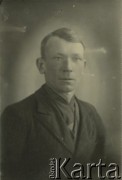 Druga połowa lat 30. do 1941, Kozienice, Polska.
Portret mężczyzny w ciemnym ubraniu.
Zdjęcie wykonane w atelier fotograficznym żydowskiego fotografa Chaima Bernemana. Przed wojną zakład mieścił się w Kozienicach na rogu ulic Warszawskiej i Maciejowickiej, przed wybuchem wojny albo już w czasie niemieckiej okupacji  został przeniesiony na ulicę Lubelską 13. Cała kolekcja jest datowana na okres od drugiej połowy lat 30-tych do roku 1941, kiedy Chaim Berneman wraz z rodziną został zesłany do obozu pracy w Wolanowie. Berneman zmarł po ucieczce z obozu.
Fot. Chaim Berneman (Chaim Berman), zbiory Ośrodka KARTA