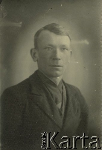 Druga połowa lat 30. do 1941, Kozienice, Polska.
Portret mężczyzny w ciemnym ubraniu.
Zdjęcie wykonane w atelier fotograficznym żydowskiego fotografa Chaima Bernemana. Przed wojną zakład mieścił się w Kozienicach na rogu ulic Warszawskiej i Maciejowickiej, przed wybuchem wojny albo już w czasie niemieckiej okupacji  został przeniesiony na ulicę Lubelską 13. Cała kolekcja jest datowana na okres od drugiej połowy lat 30-tych do roku 1941, kiedy Chaim Berneman wraz z rodziną został zesłany do obozu pracy w Wolanowie. Berneman zmarł po ucieczce z obozu.
Fot. Chaim Berneman (Chaim Berman), zbiory Ośrodka KARTA