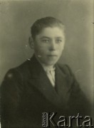 Druga połowa lat 30. do 1941, Kozienice, Polska.
Portret chłopaka w marynarce i jasnej koszuli.
Zdjęcie wykonane w atelier fotograficznym żydowskiego fotografa Chaima Bernemana. Przed wojną zakład mieścił się w Kozienicach na rogu ulic Warszawskiej i Maciejowickiej, przed wybuchem wojny albo już w czasie niemieckiej okupacji  został przeniesiony na ulicę Lubelską 13. Cała kolekcja jest datowana na okres od drugiej połowy lat 30-tych do roku 1941, kiedy Chaim Berneman wraz z rodziną został zesłany do obozu pracy w Wolanowie. Berneman zmarł po ucieczce z obozu.
Fot. Chaim Berneman (Chaim Berman), zbiory Ośrodka KARTA