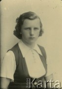 Druga połowa lat 30. do 1941, Kozienice, Polska.
Portret dziewczyny w białej bluzce i kamizelce.
Zdjęcie wykonane w atelier fotograficznym żydowskiego fotografa Chaima Bernemana. Przed wojną zakład mieścił się w Kozienicach na rogu ulic Warszawskiej i Maciejowickiej, przed wybuchem wojny albo już w czasie niemieckiej okupacji  został przeniesiony na ulicę Lubelską 13. Cała kolekcja jest datowana na okres od drugiej połowy lat 30-tych do roku 1941, kiedy Chaim Berneman wraz z rodziną został zesłany do obozu pracy w Wolanowie. Berneman zmarł po ucieczce z obozu.
Fot. Chaim Berneman (Chaim Berman), zbiory Ośrodka KARTA