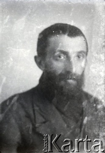 1939-1941, Kozienice, Polska.
Portret mężczyzny.
Zdjęcie wykonane w atelier fotograficznym żydowskiego fotografa Chaima Bernemana. Przed wojną zakład mieścił się w Kozienicach na rogu ulic Warszawskiej i Maciejowickiej, przed wybuchem wojny albo już w czasie niemieckiej okupacji  został przeniesiony na ulicę Lubelską 13. Cała kolekcja jest datowana na okres od drugiej połowy lat 30-tych do roku 1941, kiedy Chaim Berneman wraz z rodziną został zesłany do obozu pracy w Wolanowie. Berneman zmarł po ucieczce z obozu.
Fot. Chaim Berneman (Chaim Berman), zbiory Ośrodka KARTA