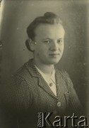 Druga połowa lat 30. do 1941, Kozienice, Polska.
Portret dziewczyny w białej bluzce i żakiecie.
Zdjęcie wykonane w atelier fotograficznym żydowskiego fotografa Chaima Bernemana. Przed wojną zakład mieścił się w Kozienicach na rogu ulic Warszawskiej i Maciejowickiej, przed wybuchem wojny albo już w czasie niemieckiej okupacji  został przeniesiony na ulicę Lubelską 13. Cała kolekcja jest datowana na okres od drugiej połowy lat 30-tych do roku 1941, kiedy Chaim Berneman wraz z rodziną został zesłany do obozu pracy w Wolanowie. Berneman zmarł po ucieczce z obozu.
Fot. Chaim Berneman (Chaim Berman), zbiory Ośrodka KARTA