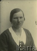 Druga połowa lat 30. do 1941, Kozienice, Polska.
Portret kobiety w ciemnej bluzce z białym kołnierzykiem.
Zdjęcie wykonane w atelier fotograficznym żydowskiego fotografa Chaima Bernemana. Przed wojną zakład mieścił się w Kozienicach na rogu ulic Warszawskiej i Maciejowickiej, przed wybuchem wojny albo już w czasie niemieckiej okupacji  został przeniesiony na ulicę Lubelską 13. Cała kolekcja jest datowana na okres od drugiej połowy lat 30-tych do roku 1941, kiedy Chaim Berneman wraz z rodziną został zesłany do obozu pracy w Wolanowie. Berneman zmarł po ucieczce z obozu.
Fot. Chaim Berneman (Chaim Berman), zbiory Ośrodka KARTA