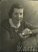 Druga połowa lat 30. do 1941, Kozienice, Polska.
Portret dziewczyny w sukience w groszki.
Zdjęcie wykonane w atelier fotograficznym żydowskiego fotografa Chaima Bernemana. Przed wojną zakład mieścił się w Kozienicach na rogu ulic Warszawskiej i Maciejowickiej, przed wybuchem wojny albo już w czasie niemieckiej okupacji  został przeniesiony na ulicę Lubelską 13. Cała kolekcja jest datowana na okres od drugiej połowy lat 30-tych do roku 1941, kiedy Chaim Berneman wraz z rodziną został zesłany do obozu pracy w Wolanowie. Berneman zmarł po ucieczce z obozu.
Fot. Chaim Berneman (Chaim Berman), zbiory Ośrodka KARTA