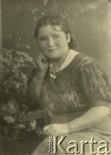 Druga połowa lat 30. do 1941, Kozienice, Polska.
Portret dziewczyny z bluzce z białym kołnierzykiem.
Zdjęcie wykonane w atelier fotograficznym żydowskiego fotografa Chaima Bernemana. Przed wojną zakład mieścił się w Kozienicach na rogu ulic Warszawskiej i Maciejowickiej, przed wybuchem wojny albo już w czasie niemieckiej okupacji  został przeniesiony na ulicę Lubelską 13. Cała kolekcja jest datowana na okres od drugiej połowy lat 30-tych do roku 1941, kiedy Chaim Berneman wraz z rodziną został zesłany do obozu pracy w Wolanowie. Berneman zmarł po ucieczce z obozu.
Fot. Chaim Berneman (Chaim Berman), zbiory Ośrodka KARTA