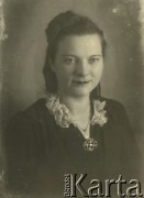 Druga połowa lat 30. do 1941, Kozienice, Polska.
Portret młodej kobiety w ciemnej bluzce z białym kołnierzykiem.
Zdjęcie wykonane w atelier fotograficznym żydowskiego fotografa Chaima Bernemana. Przed wojną zakład mieścił się w Kozienicach na rogu ulic Warszawskiej i Maciejowickiej, przed wybuchem wojny albo już w czasie niemieckiej okupacji  został przeniesiony na ulicę Lubelską 13. Cała kolekcja jest datowana na okres od drugiej połowy lat 30-tych do roku 1941, kiedy Chaim Berneman wraz z rodziną został zesłany do obozu pracy w Wolanowie. Berneman zmarł po ucieczce z obozu.
Fot. Chaim Berneman (Chaim Berman), zbiory Ośrodka KARTA