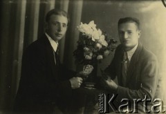 Druga połowa lat 30. do 1941, Kozienice, Polska.
Portret dwóch młodych mężczyzn trzymających w dłoniach karty do gry.
Zdjęcie wykonane w atelier fotograficznym żydowskiego fotografa Chaima Bernemana. Przed wojną zakład mieścił się w Kozienicach na rogu ulic Warszawskiej i Maciejowickiej, przed wybuchem wojny albo już w czasie niemieckiej okupacji  został przeniesiony na ulicę Lubelską 13. Cała kolekcja jest datowana na okres od drugiej połowy lat 30-tych do roku 1941, kiedy Chaim Berneman wraz z rodziną został zesłany do obozu pracy w Wolanowie. Berneman zmarł po ucieczce z obozu.
Fot. Chaim Berneman (Chaim Berman), zbiory Ośrodka KARTA