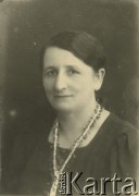 Druga połowa lat 30. do 1941, Kozienice, Polska.
Portret kobiety w ciemnej sukience i naszyjniku.
Zdjęcie wykonane w atelier fotograficznym żydowskiego fotografa Chaima Bernemana. Przed wojną zakład mieścił się w Kozienicach na rogu ulic Warszawskiej i Maciejowickiej, przed wybuchem wojny albo już w czasie niemieckiej okupacji  został przeniesiony na ulicę Lubelską 13. Cała kolekcja jest datowana na okres od drugiej połowy lat 30-tych do roku 1941, kiedy Chaim Berneman wraz z rodziną został zesłany do obozu pracy w Wolanowie. Berneman zmarł po ucieczce z obozu.
Fot. Chaim Berneman (Chaim Berman), zbiory Ośrodka KARTA