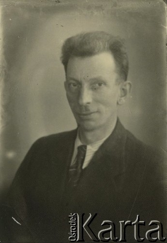 Druga połowa lat 30. do 1941, Kozienice, Polska.
Portret mężczyzny w marynarce, jasnej koszuli i krawacie.
Zdjęcie wykonane w atelier fotograficznym żydowskiego fotografa Chaima Bernemana. Przed wojną zakład mieścił się w Kozienicach na rogu ulic Warszawskiej i Maciejowickiej, przed wybuchem wojny albo już w czasie niemieckiej okupacji  został przeniesiony na ulicę Lubelską 13. Cała kolekcja jest datowana na okres od drugiej połowy lat 30-tych do roku 1941, kiedy Chaim Berneman wraz z rodziną został zesłany do obozu pracy w Wolanowie. Berneman zmarł po ucieczce z obozu.
Fot. Chaim Berneman (Chaim Berman), zbiory Ośrodka KARTA