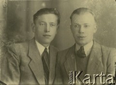 Druga połowa lat 30. do 1941, Kozienice, Polska.
Portret dwóch młodych mężczyzn w marynarkach, jasnych koszulach i krawatach.
Zdjęcie wykonane w atelier fotograficznym żydowskiego fotografa Chaima Bernemana. Przed wojną zakład mieścił się w Kozienicach na rogu ulic Warszawskiej i Maciejowickiej, przed wybuchem wojny albo już w czasie niemieckiej okupacji  został przeniesiony na ulicę Lubelską 13. Cała kolekcja jest datowana na okres od drugiej połowy lat 30-tych do roku 1941, kiedy Chaim Berneman wraz z rodziną został zesłany do obozu pracy w Wolanowie. Berneman zmarł po ucieczce z obozu.
Fot. Chaim Berneman (Chaim Berman), zbiory Ośrodka KARTA