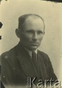 Druga połowa lat 30. do 1941, Kozienice, Polska.
Portret mężczyzny w marynarce, jasnej koszuli i krawacie.
Zdjęcie wykonane w atelier fotograficznym żydowskiego fotografa Chaima Bernemana. Przed wojną zakład mieścił się w Kozienicach na rogu ulic Warszawskiej i Maciejowickiej, przed wybuchem wojny albo już w czasie niemieckiej okupacji  został przeniesiony na ulicę Lubelską 13. Cała kolekcja jest datowana na okres od drugiej połowy lat 30-tych do roku 1941, kiedy Chaim Berneman wraz z rodziną został zesłany do obozu pracy w Wolanowie. Berneman zmarł po ucieczce z obozu.
Fot. Chaim Berneman (Chaim Berman), zbiory Ośrodka KARTA