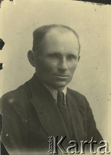 Druga połowa lat 30. do 1941, Kozienice, Polska.
Portret mężczyzny w marynarce, jasnej koszuli i krawacie.
Zdjęcie wykonane w atelier fotograficznym żydowskiego fotografa Chaima Bernemana. Przed wojną zakład mieścił się w Kozienicach na rogu ulic Warszawskiej i Maciejowickiej, przed wybuchem wojny albo już w czasie niemieckiej okupacji  został przeniesiony na ulicę Lubelską 13. Cała kolekcja jest datowana na okres od drugiej połowy lat 30-tych do roku 1941, kiedy Chaim Berneman wraz z rodziną został zesłany do obozu pracy w Wolanowie. Berneman zmarł po ucieczce z obozu.
Fot. Chaim Berneman (Chaim Berman), zbiory Ośrodka KARTA