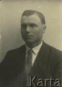 Druga połowa lat 30. do 1941, Kozienice, Polska.
Portret młodego mężczyzny w marynarce, jasnej koszuli i krawacie.
Zdjęcie wykonane w atelier fotograficznym żydowskiego fotografa Chaima Bernemana. Przed wojną zakład mieścił się w Kozienicach na rogu ulic Warszawskiej i Maciejowickiej, przed wybuchem wojny albo już w czasie niemieckiej okupacji  został przeniesiony na ulicę Lubelską 13. Cała kolekcja jest datowana na okres od drugiej połowy lat 30-tych do roku 1941, kiedy Chaim Berneman wraz z rodziną został zesłany do obozu pracy w Wolanowie. Berneman zmarł po ucieczce z obozu.
Fot. Chaim Berneman (Chaim Berman), zbiory Ośrodka KARTA