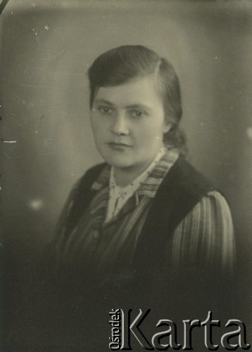 Druga połowa lat 30. do 1941, Kozienice, Polska.
Portret młodej kobiety w żakiecie w paski.
Zdjęcie wykonane w atelier fotograficznym żydowskiego fotografa Chaima Bernemana. Przed wojną zakład mieścił się w Kozienicach na rogu ulic Warszawskiej i Maciejowickiej, przed wybuchem wojny albo już w czasie niemieckiej okupacji  został przeniesiony na ulicę Lubelską 13. Cała kolekcja jest datowana na okres od drugiej połowy lat 30-tych do roku 1941, kiedy Chaim Berneman wraz z rodziną został zesłany do obozu pracy w Wolanowie. Berneman zmarł po ucieczce z obozu.
Fot. Chaim Berneman (Chaim Berman), zbiory Ośrodka KARTA
