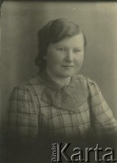 Druga połowa lat 30. do 1941, Kozienice, Polska.
Portret młodej kobiety w bluzce w kratkę.
Zdjęcie wykonane w atelier fotograficznym żydowskiego fotografa Chaima Bernemana. Przed wojną zakład mieścił się w Kozienicach na rogu ulic Warszawskiej i Maciejowickiej, przed wybuchem wojny albo już w czasie niemieckiej okupacji  został przeniesiony na ulicę Lubelską 13. Cała kolekcja jest datowana na okres od drugiej połowy lat 30-tych do roku 1941, kiedy Chaim Berneman wraz z rodziną został zesłany do obozu pracy w Wolanowie. Berneman zmarł po ucieczce z obozu.
Fot. Chaim Berneman (Chaim Berman), zbiory Ośrodka KARTA