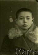 1939-1941, Kozienice, Polska.
Portret dziecka.
Zdjęcie wykonane w atelier fotograficznym żydowskiego fotografa Chaima Bernemana. Przed wojną zakład mieścił się w Kozienicach na rogu ulic Warszawskiej i Maciejowickiej, przed wybuchem wojny albo już w czasie niemieckiej okupacji  został przeniesiony na ulicę Lubelską 13. Cała kolekcja jest datowana na okres od drugiej połowy lat 30-tych do roku 1941, kiedy Chaim Berneman wraz z rodziną został zesłany do obozu pracy w Wolanowie. Berneman zmarł po ucieczce z obozu.
Fot. Chaim Berneman (Chaim Berman), zbiory Ośrodka KARTA