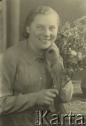 Druga połowa lat 30. do 1941, Kozienice, Polska.
Portret młodej kobiety w jasnej bluzce.
Zdjęcie wykonane w atelier fotograficznym żydowskiego fotografa Chaima Bernemana. Przed wojną zakład mieścił się w Kozienicach na rogu ulic Warszawskiej i Maciejowickiej, przed wybuchem wojny albo już w czasie niemieckiej okupacji  został przeniesiony na ulicę Lubelską 13. Cała kolekcja jest datowana na okres od drugiej połowy lat 30-tych do roku 1941, kiedy Chaim Berneman wraz z rodziną został zesłany do obozu pracy w Wolanowie. Berneman zmarł po ucieczce z obozu.
Fot. Chaim Berneman (Chaim Berman), zbiory Ośrodka KARTA