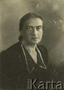 Druga połowa lat 30. do 1941, Kozienice, Polska.
Portret dentystki Szwarcbard.
Zdjęcie wykonane w atelier fotograficznym żydowskiego fotografa Chaima Bernemana. Przed wojną zakład mieścił się w Kozienicach na rogu ulic Warszawskiej i Maciejowickiej, przed wybuchem wojny albo już w czasie niemieckiej okupacji  został przeniesiony na ulicę Lubelską 13. Cała kolekcja jest datowana na okres od drugiej połowy lat 30-tych do roku 1941, kiedy Chaim Berneman wraz z rodziną został zesłany do obozu pracy w Wolanowie. Berneman zmarł po ucieczce z obozu.
Fot. Chaim Berneman (Chaim Berman), zbiory Ośrodka KARTA