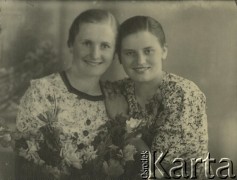 Druga połowa lat 30. do 1941, Kozienice, Polska.
Portret dwóch dziewczyn z kwiatami.
Zdjęcie wykonane w atelier fotograficznym żydowskiego fotografa Chaima Bernemana. Przed wojną zakład mieścił się w Kozienicach na rogu ulic Warszawskiej i Maciejowickiej, przed wybuchem wojny albo już w czasie niemieckiej okupacji  został przeniesiony na ulicę Lubelską 13. Cała kolekcja jest datowana na okres od drugiej połowy lat 30-tych do roku 1941, kiedy Chaim Berneman wraz z rodziną został zesłany do obozu pracy w Wolanowie. Berneman zmarł po ucieczce z obozu.
Fot. Chaim Berneman (Chaim Berman), zbiory Ośrodka KARTA