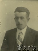 Druga połowa lat 30. do 1941, Kozienice, Polska.
Portret młodego mężczyzny w marynarce, jasnej koszuli i krawacie.
Zdjęcie wykonane w atelier fotograficznym żydowskiego fotografa Chaima Bernemana. Przed wojną zakład mieścił się w Kozienicach na rogu ulic Warszawskiej i Maciejowickiej, przed wybuchem wojny albo już w czasie niemieckiej okupacji  został przeniesiony na ulicę Lubelską 13. Cała kolekcja jest datowana na okres od drugiej połowy lat 30-tych do roku 1941, kiedy Chaim Berneman wraz z rodziną został zesłany do obozu pracy w Wolanowie. Berneman zmarł po ucieczce z obozu.
Fot. Chaim Berneman (Chaim Berman), zbiory Ośrodka KARTA